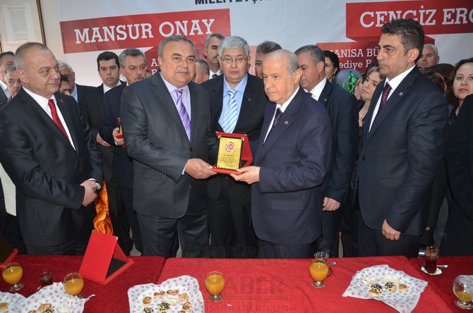 MHP LİDERi DEVLET BAHÇELİ AKHİSARLILAR İLE BULUŞTU